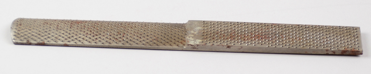 Form: Raspa er delt inn i to felt på båe sider. Den eine enden har flatrasp på begge sider. Den andre enden har boga rasp på den eine sida medan det er flatfil på den andre.
Bruk: Raspa vart nytta ved bearbeiding av hæl og sole.