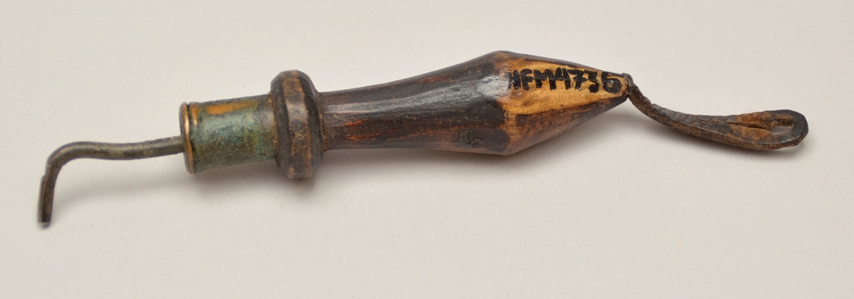 Form: Jarn bøygd som ein krok med ei lita utholing framme. Jarnet er tappa inni eit rundt treskaft med profilering. Messingmansjett mellom jarn og skaft. Lærhempe for oppheng er festa til skaftet. 
Bruk: Beisfommel (beiskolis) er eit pusseverktøy av jarn, som vart nytta til å presse ned og polere sidesømmane i høge støvleskaft etter at ein hadde skore bort det meste med beisløperen. Beisfommel vart også nytta til å pusse frontkanten på lærhæler, samt til å dekorere og tegne linjer på sålelæret. Jarnet vart varma opp før bruk.