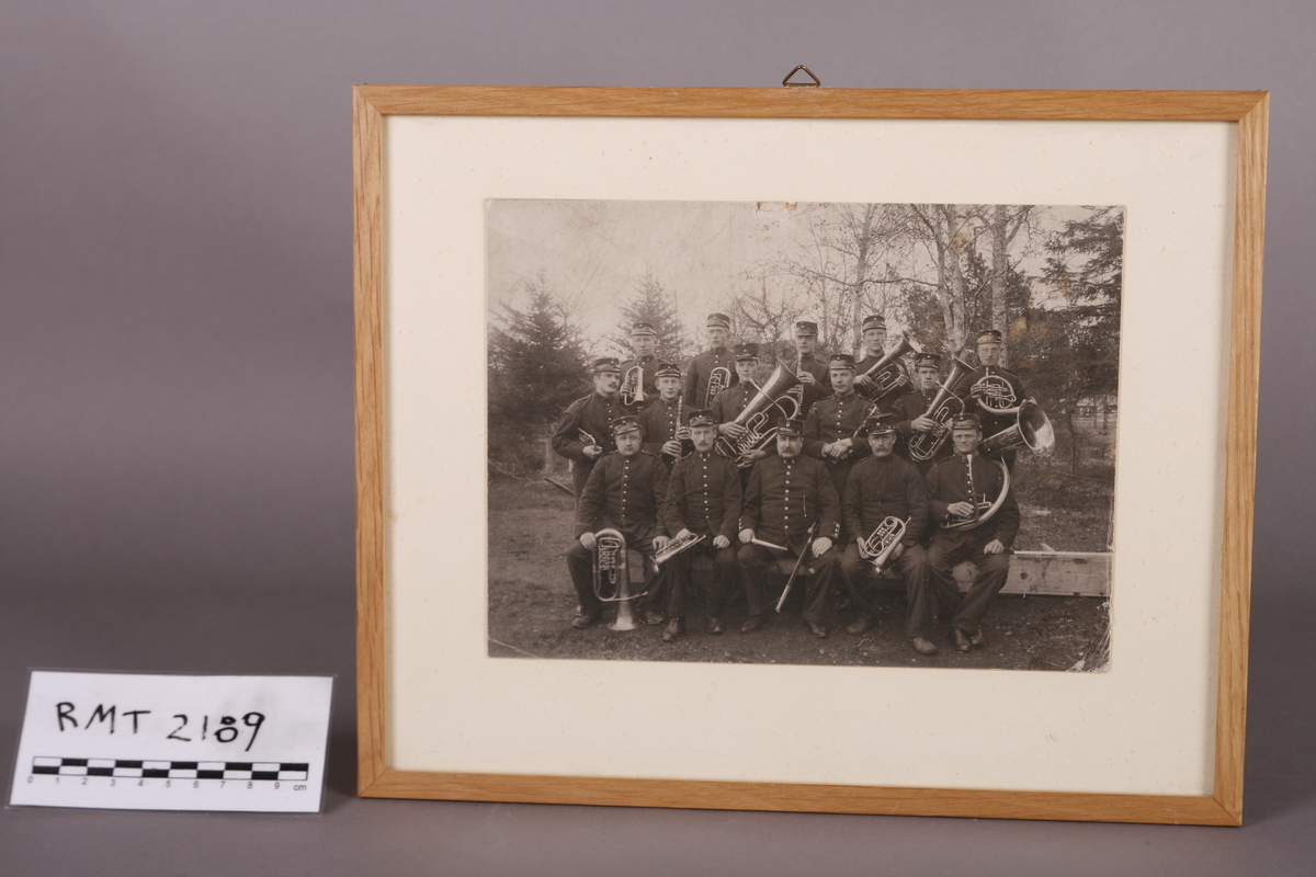 Gruppebilde utendørs av Nordmøre og Tronhjems Bataljoners Musikkorpser. 
Datering: etter 1894.