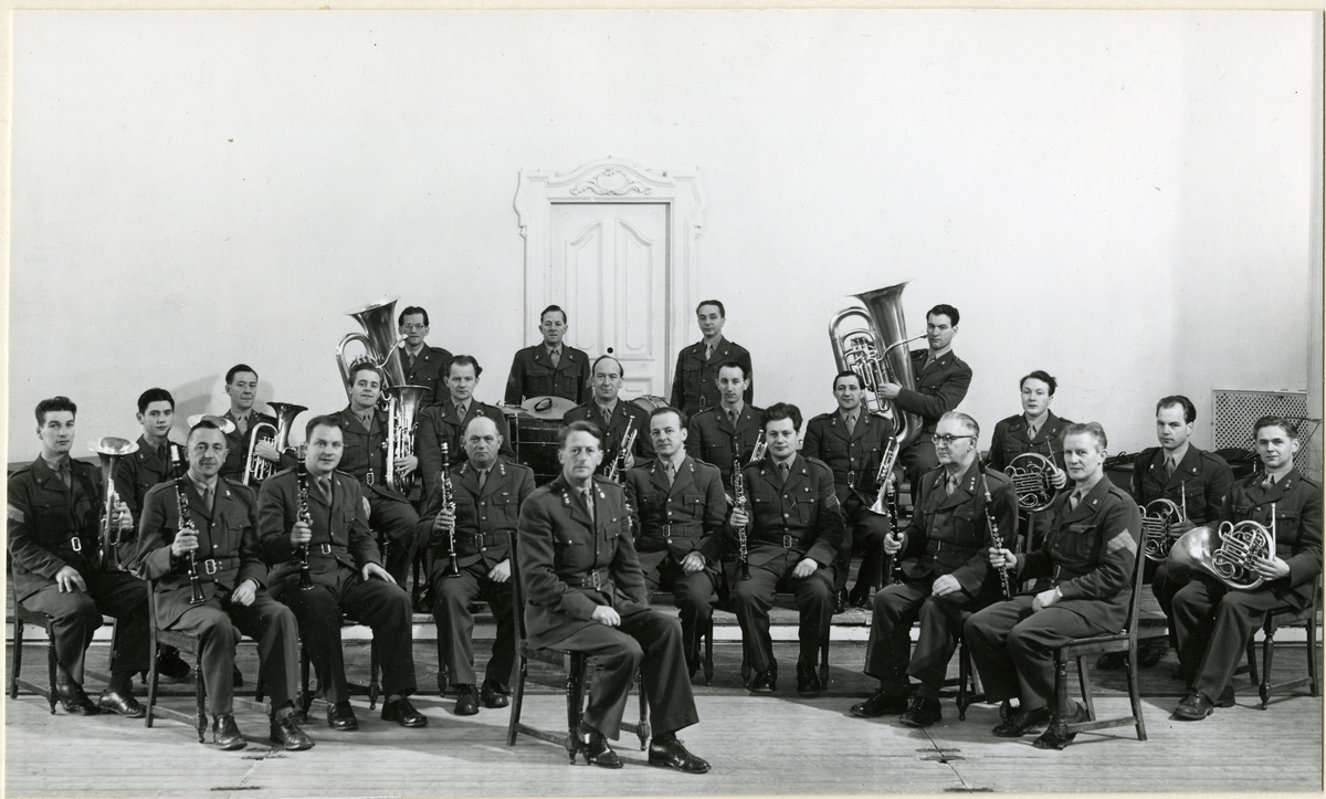 Frimurerlogen, november 1954.
Navn:
Bakre rekke fra v.: Nilsen, Lunde, Johansen, Talseth.
Midtre rekke fra v.: Aas,N. Skogstad, Dybvad, Lindstad, Stokke, Berg, Bye, Hellan, Høyem, Midtlien, S.Skogstad.
Første rekke fra v.: Almås, Hovde, E.Mostad, Aarvik, Rostad, L.Mostad, Skagen.
Foran: Henry A. Gloppen
