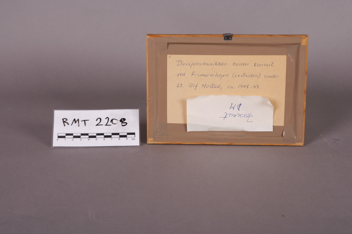 Musikkorps som spiller konsert foran Frimurerlogen i Trondheim. Alf Mostad som dirigent.