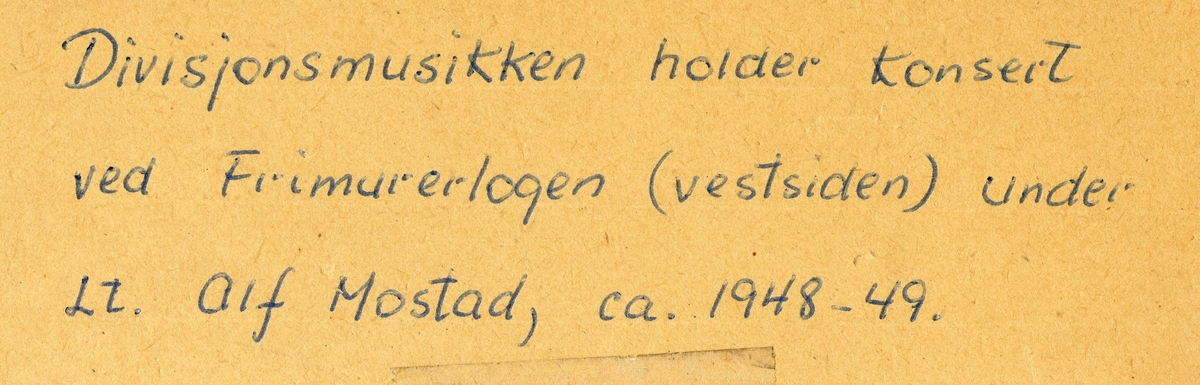 Musikkorps som spiller konsert foran Frimurerlogen i Trondheim. Alf Mostad som dirigent.