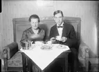 Josef Edhlund tillsammans med en kvinna vid kaffebordet, Östhammar, Uppland