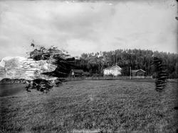Oversikt over gården Øvre Sætre med dyrket mark rundt.