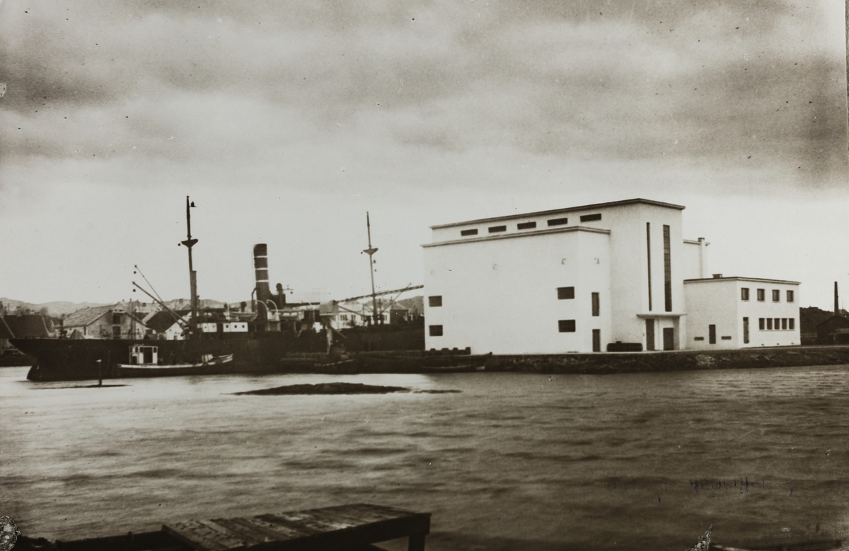 Risøen - Risøykaien, Risøy ca.1947. Fryseriet på Garpeskajær "Iglo" sett mot sydost fra Garpeskjærskaien.