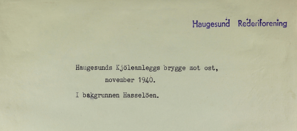 Risøen - Haugesunds Kjøleanleggs brygge mot ost, november 1940. I bakgrunnen Hasseløen.