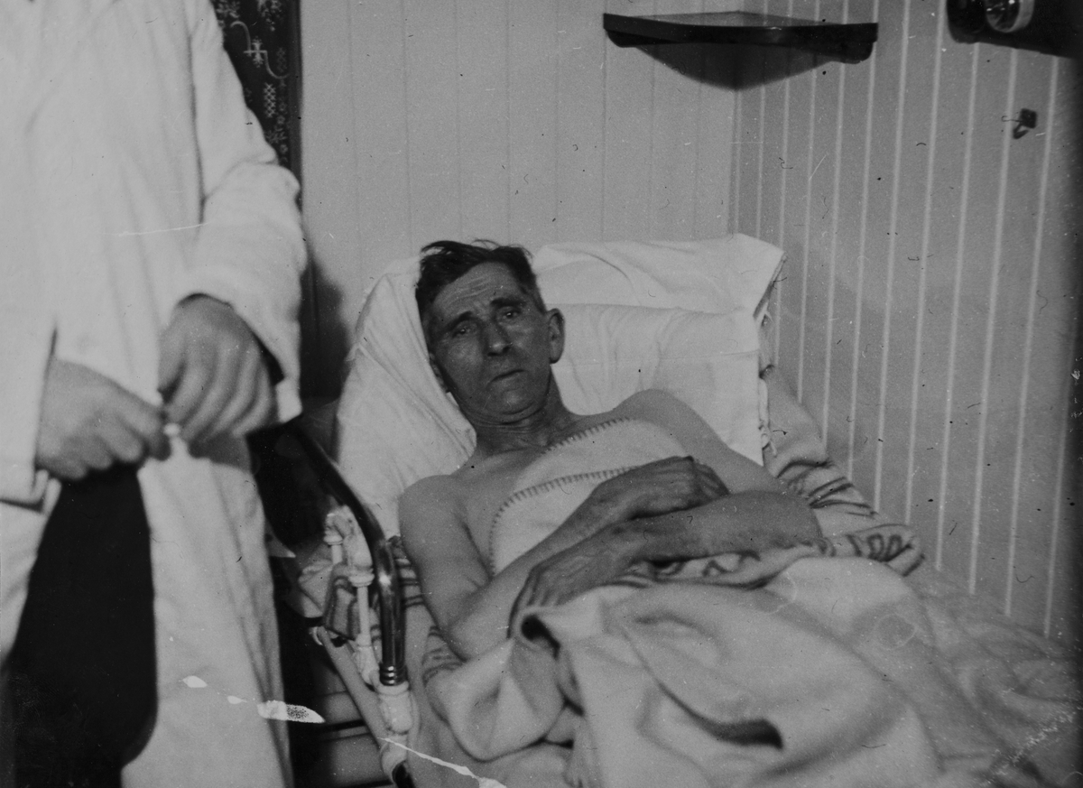 Kapt. Johan Ellingsen ombord i "Leda" efter "Karmt" forlis jan. 1937