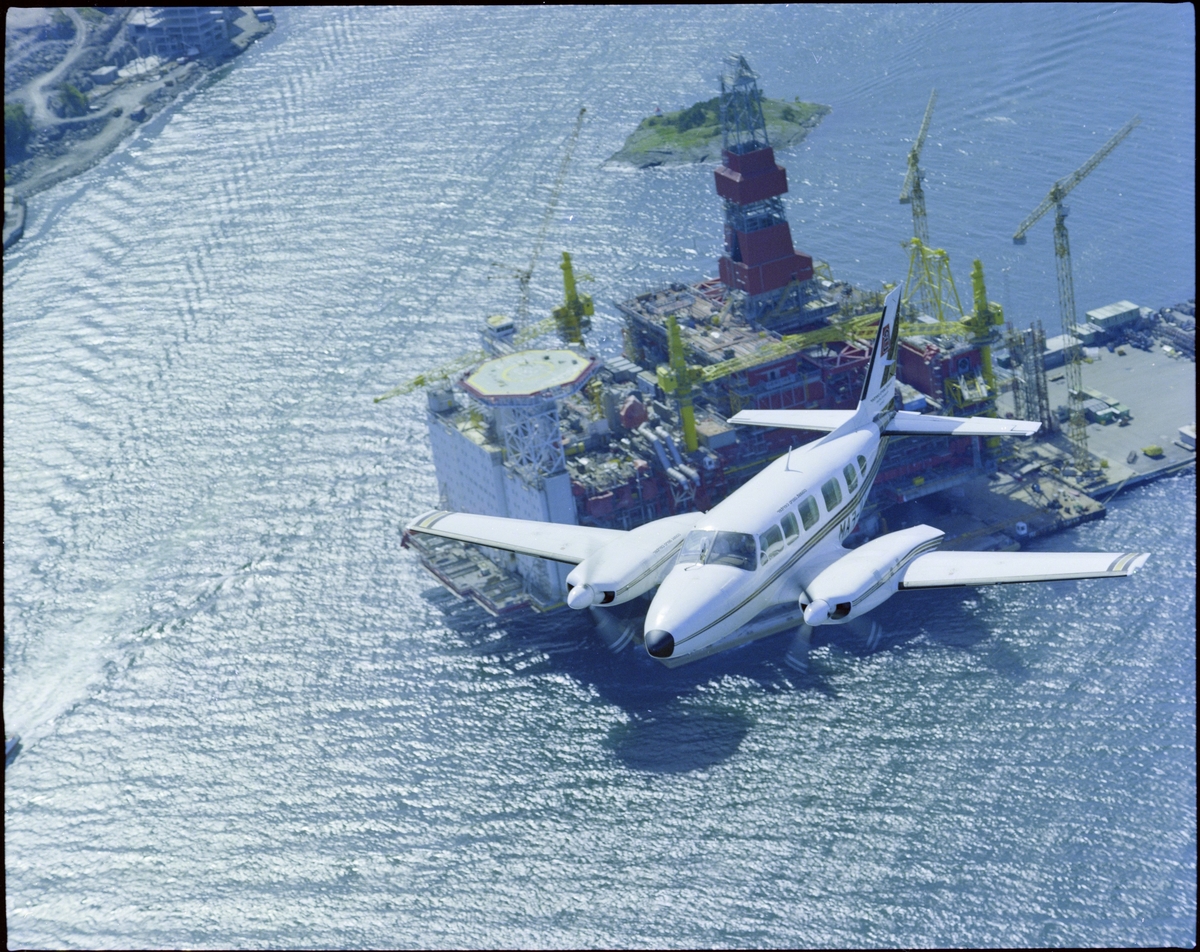 To bilder av et fly med påskriften "LN-HAC" med punktert dekk, og fire flyfoto av et småfly med påskriften "LN-FAM" i lufta, alle fra "Coast Aero Center".