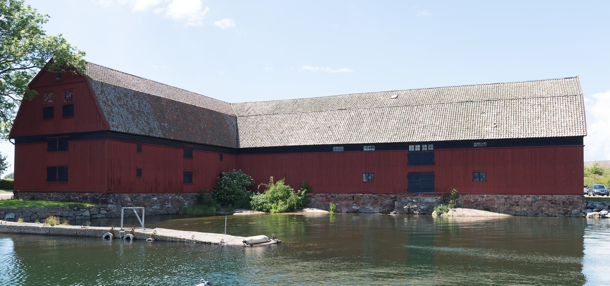 Fotodokumentation av byggnader på Lindholmen i Karlskrona.
Hampförrådet, byggnadens ursprungliga benämning är Tackelboden. På 1770-talet dyker benämningen Hampboden upp, men det är först under 1900-talet som byggnaden börjar kallas Hampförrådet. Byggnaden nyttjades sannolikt som förvaring av hampa som användes till tillverkning av tågvirke i Repslagarbanan. Byggnadens äldsta del utgörs av en länga i nord-sydlig riktning som uppfördes under åren 1724 - 1725. En flygel i ost-västlig riktning tillkom på 1760-talet. Byggnaden klassades 1995 som statligt byggnadsminne.