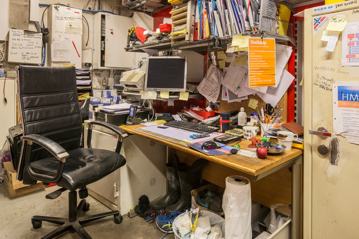 Statoil Hemnes. Kontor interiør bak butikken med kontorbord, kontorstol, pc og papirer.