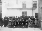 Personalen vid Linköpings Strå- och Filthattfabrik 1924. Företaget grundades 1919 av Ida Israelsson (1878-1952).