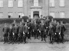 Officerarna vid Svea trängkår i Linköping 1929. Gruppen uppställd framför kårens mäss.