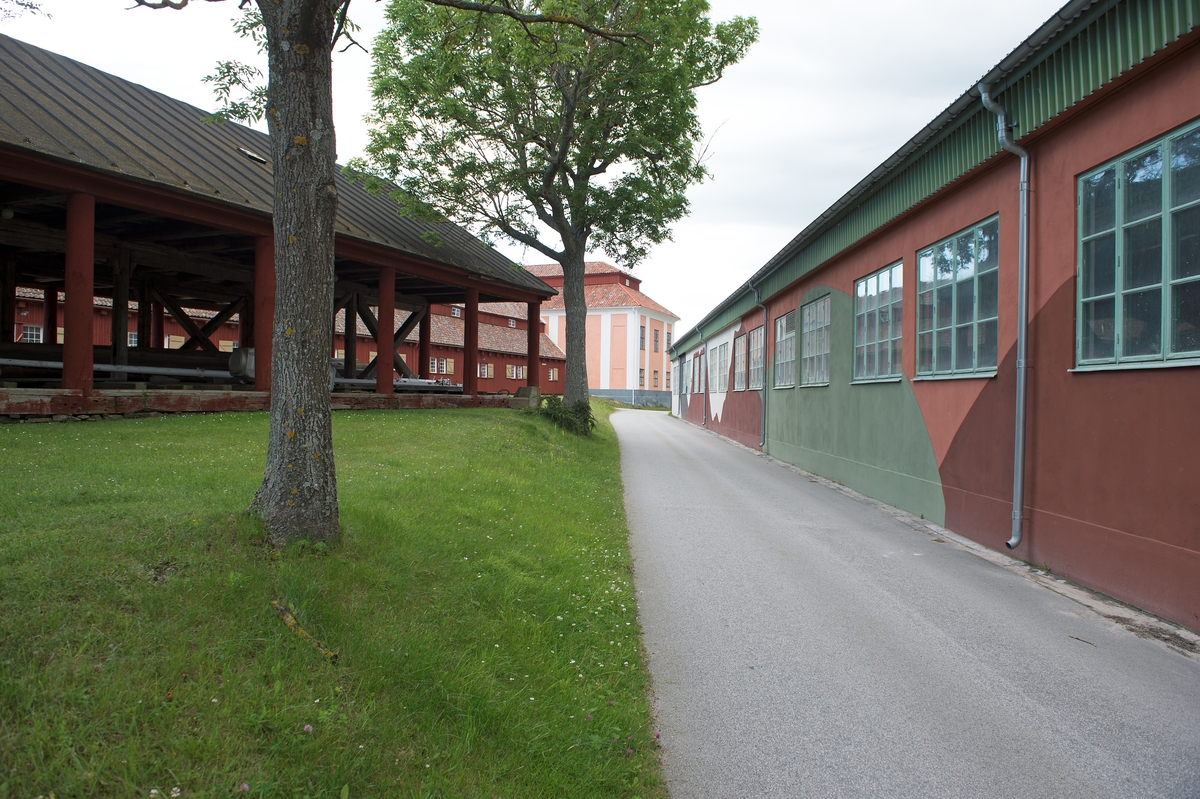 Fotodokumentation av byggnader på Lindholmen i Karlskrona. Slitaget t v. byggdes omkring 1850 användes som virkesskjul. De runda träpelare ska ha varit utrangerade mastträn. Byggnaden är ca: 96 meter. Till höger:  MTB-hallen.