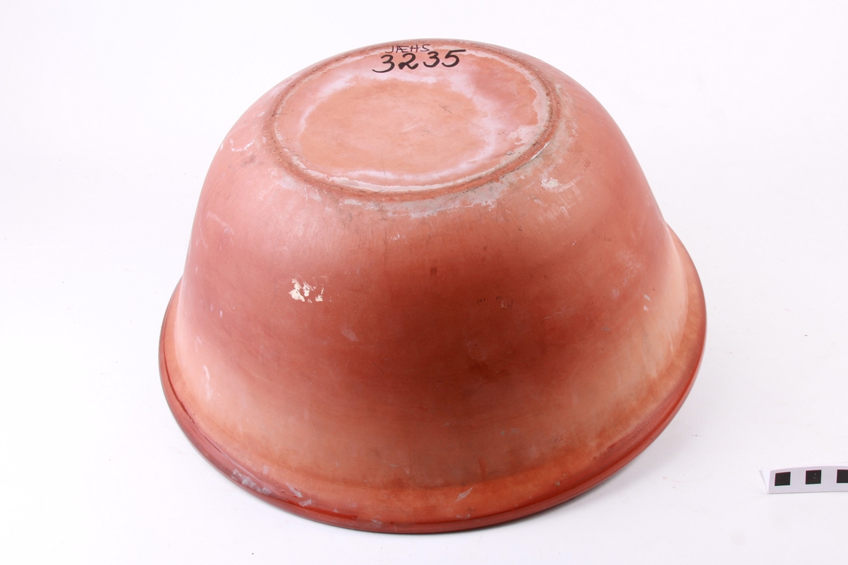 Brun glasur og tre kvite striper rundt kanten.