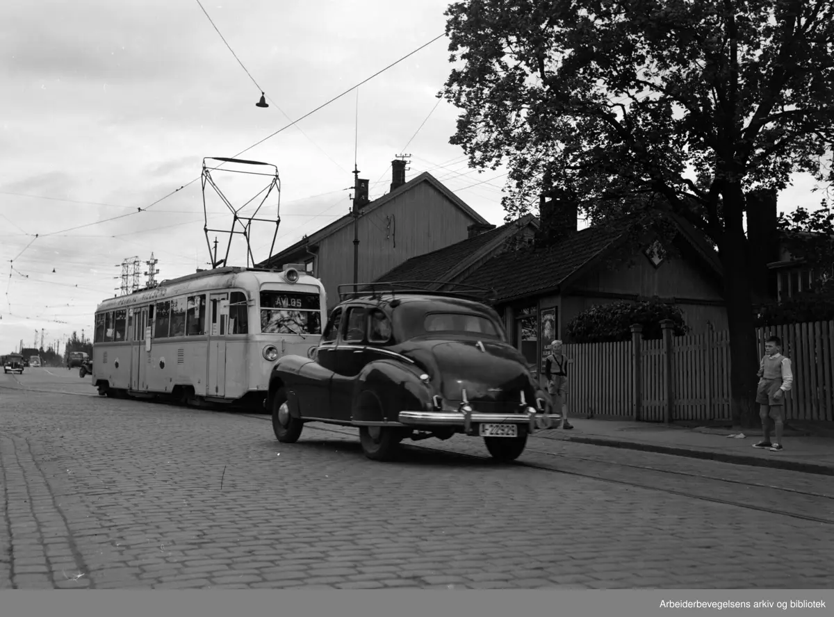 Strømsveien. Trafikk ved Etterstad. September 1952