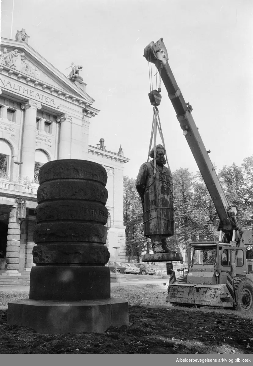 Studenterlunden. Ibsen-skulpturen blir flyttet nærmere Nationaltheatret. September 1978