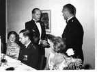 F6 Karlsborg. Baschefen major Sterner avtackas på officersmässen 1964. Albumet är en del av en donation från Karl-Axel Hansson, Karlsborg. Förteckning över hela donationen finns i albumet samt som Word-dokument.