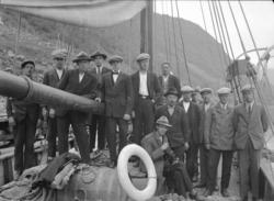 Gruppebilete ombord i ein båt