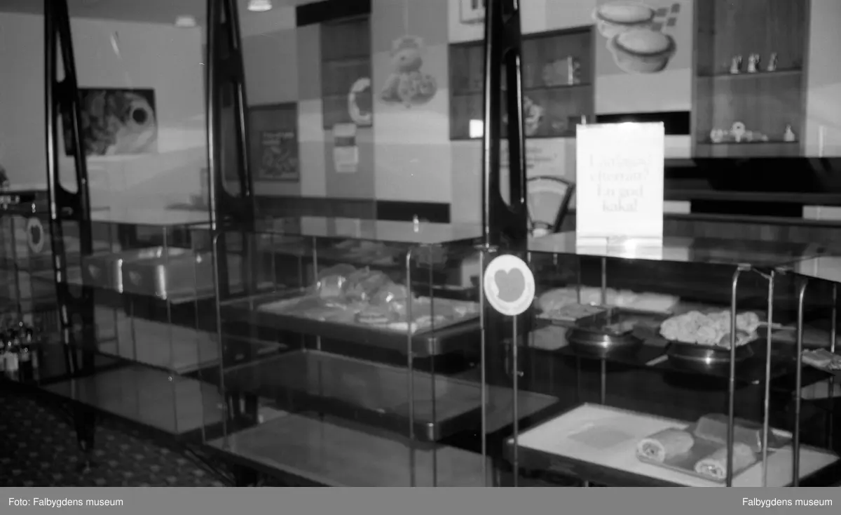 Fotodokumentation av systrarna Henrikssons konditori vid Storgatan. Sista öppethållandedagen 1991-09-10.
