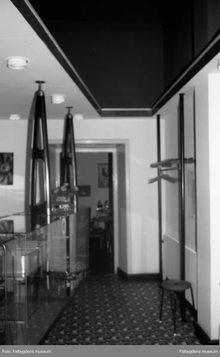 Fotodokumentation av systrarna Henrikssons konditori vid Storgatan. Sista öppethållandedagen 1991-09-10.