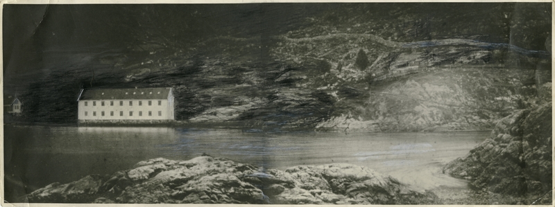 Salhus med den første fabrikkbygningen frå 1859 til venstre i biletet.