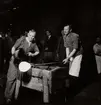 Gullaskrufs Glasbruk, Småland.
Fönsterglasblåsning i samband med filmning den 12 juni 1941. Anfångningen välsas.