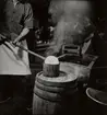 Gullaskrufs Glasbruk, Småland.
Fönsterglasblåsning i samband med filmning den 12 juni 1941. Andra posten välsas.