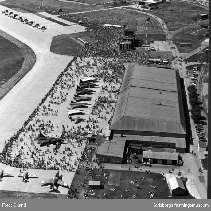 F6 Karlsborg. Flygdagen 1979. I flottiljens första hangar fanns matrielutställning mm. Albumet är en del av en donation från Karl-Axel Hansson, Karlsborg. Förteckning över hela donationen finns i albumet samt som Word-dokument.