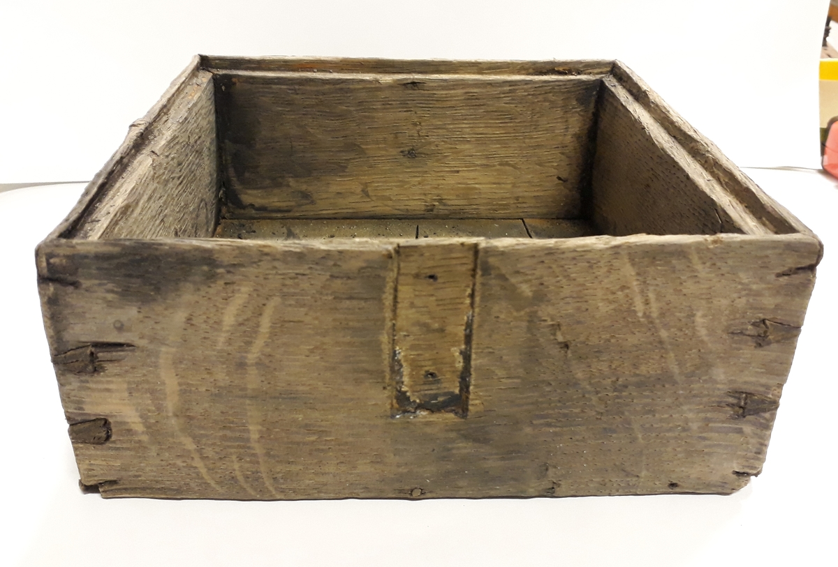 Kompass bärgad från Älvsnabbenvraket. Består av yttre trädåda med en inre låda upphängd i ett mässingsbeslag (se bilaga med rekonstruktion av kardanupphängningen). Ett av de äldsta kända kompasserna från handelsskepp från tidigt 1700-tal. 
Innerlåda för kompassupphängning. Lådan är hopsinkad av 11 mm tjocka brädor. Överkanten har en 5 mm fals för en glasskiva (4a) som låg intakt på lådan då den hittades.
I lådans botten är en kvadratisk blyplåt fastnitad för att hålla tyngdpunkten låg. i mitten av plåten upphängningsspets av mässing.