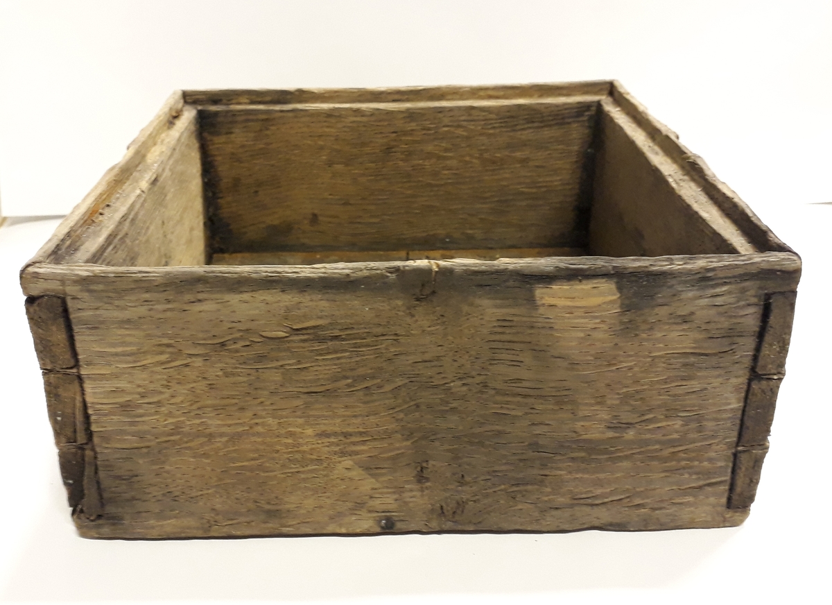 Kompass bärgad från Älvsnabbenvraket. Består av yttre trädåda med en inre låda upphängd i ett mässingsbeslag (se bilaga med rekonstruktion av kardanupphängningen). Ett av de äldsta kända kompasserna från handelsskepp från tidigt 1700-tal. 
Innerlåda för kompassupphängning. Lådan är hopsinkad av 11 mm tjocka brädor. Överkanten har en 5 mm fals för en glasskiva (4a) som låg intakt på lådan då den hittades.
I lådans botten är en kvadratisk blyplåt fastnitad för att hålla tyngdpunkten låg. i mitten av plåten upphängningsspets av mässing.