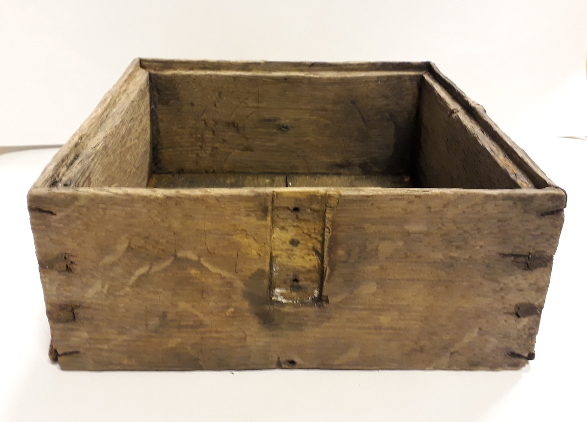 Kompass bärgad från Älvsnabbenvraket. Består av yttre trädåda med en inre låda upphängd i ett mässingsbeslag (se bilaga med rekonstruktion av kardanupphängningen). Ett av de äldsta kända kompasserna från handelsskepp från tidigt 1700-tal. 
Innerlåda för kompassupphängning. Lådan är hopsinkad av 11 mm tjocka brädor. Överkanten har en 5 mm fals för en glasskiva (4a) som låg intakt på lådan då den hittades.
I lådans botten är en kvadratisk blyplåt fastnitad för att hålla tyngdpunkten låg. i mitten av plåten upphängningsspets av mässing.