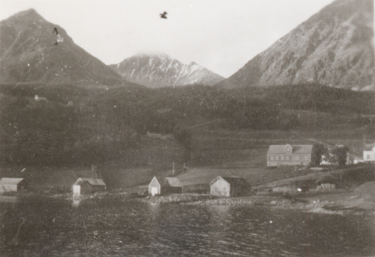 Bebyggelse på Vaskinn. Fjell i bakgrunnen.