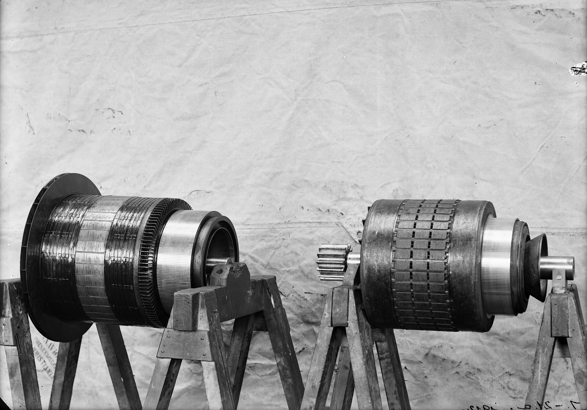 Elektriske maskindeler fotografert på Thamshavn Omformerstasjon.