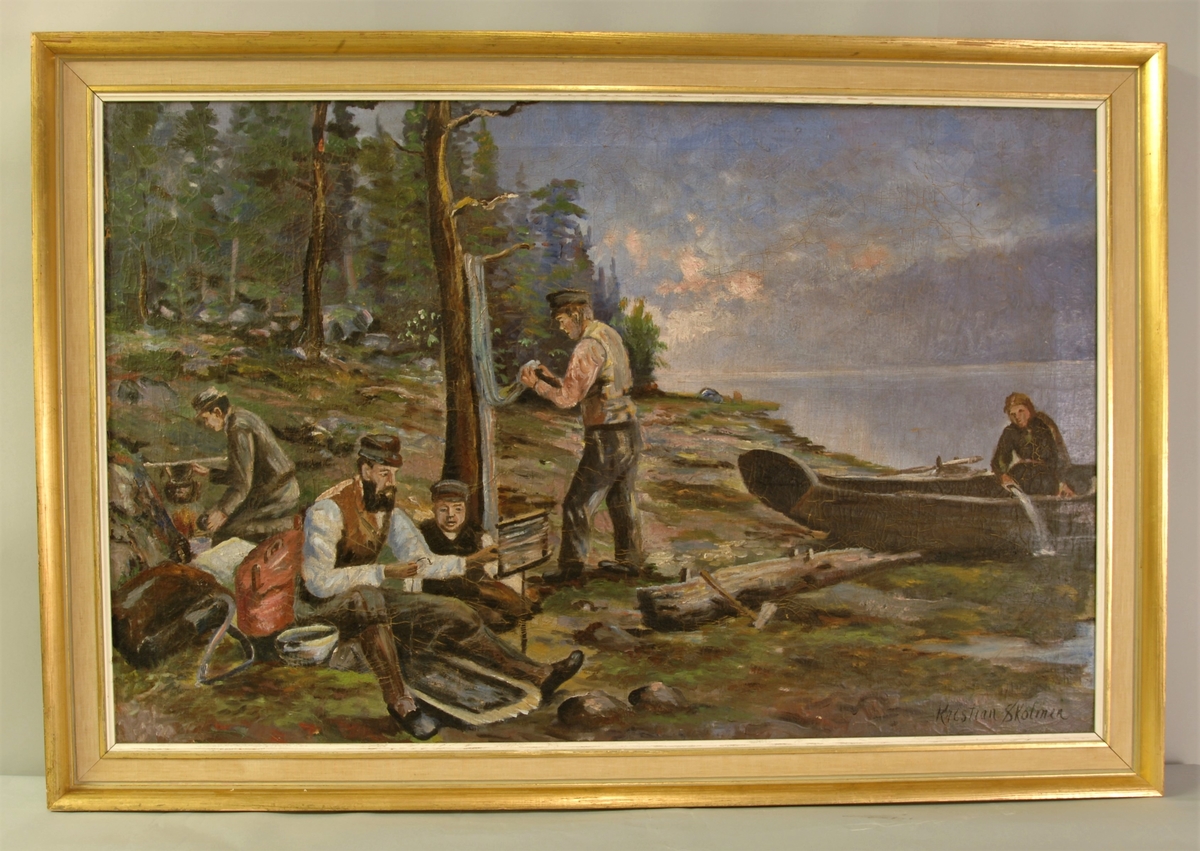 Fem personer ved eit vann. Båt. Reperasjon av fiskeutstyr. Matlaging på bål.