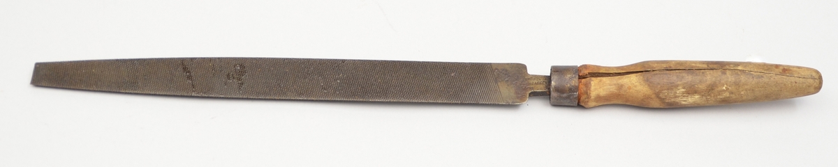 Form: Halvrund

Flatsida har "dobbeltsidige" riller. Dette tyder at fila har skråstilla riller frå to sider som kryssar kvarandre.

Den andre sida (runda) har riller med ein form for  "fiskebeinsmønster".