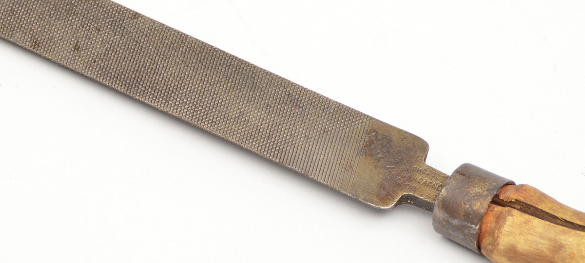 Form: Halvrund

Flatsida har "dobbeltsidige" riller. Dette tyder at fila har skråstilla riller frå to sider som kryssar kvarandre.

Den andre sida (runda) har riller med ein form for  "fiskebeinsmønster".