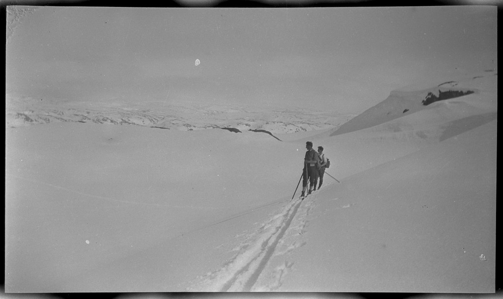 En gjeng unge menn på fjelltur i Dyraheio og rundt Blåsjø i Suldal, pinsen 1927. Det er mye snø på fjellet. Det er bilder fra nakenbading i snøen, henting av vann fra snødekt elv, opplevelser fra skiturer og hytter på fjellet.