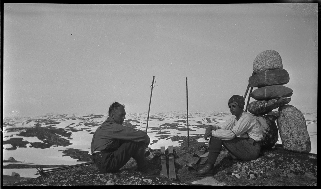 En gjeng unge menn på fjelltur i Dyraheio og rundt Blåsjø i Suldal, pinsen 1927. Det er mye snø på fjellet. Det er bilder fra nakenbading i snøen, henting av vann fra snødekt elv, opplevelser fra skiturer og hytter på fjellet.