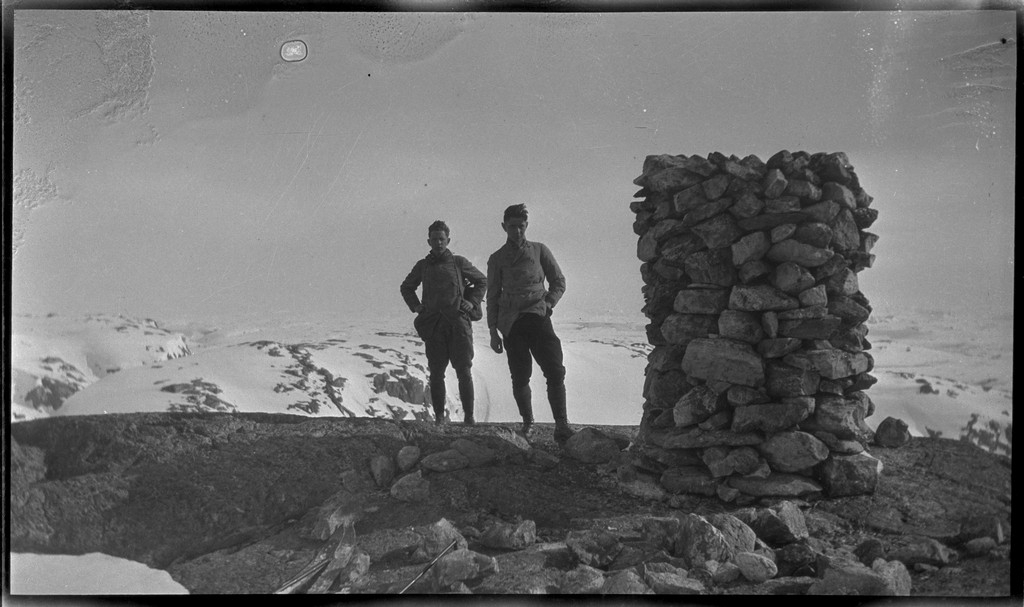 En gjeng unge menn på fjelltur i Dyraheio og rundt Blåsjø i Suldal, pinsen 1927. Det er mye snø på fjellet. Det er bilder fra nakenbading i snøen, henting av vann fra snødekt elv, opplevelser fra skiturer og hytter på fjellet.