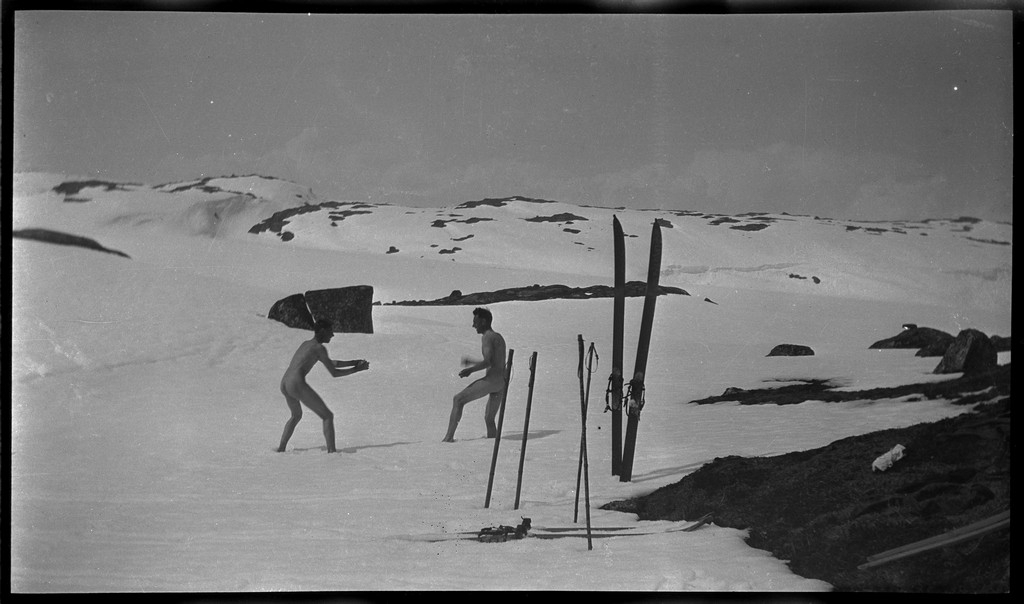 En gjeng unge menn på fjelltur i Dyraheio og rundt Blåsjø i Suldal, pinsen 1927. Det er mye snø på fjellet. Det er bilder fra nakenbading i snøen, henting av vann fra snødekt elv, opplevelser fra skiturer og hytter på fjellet.