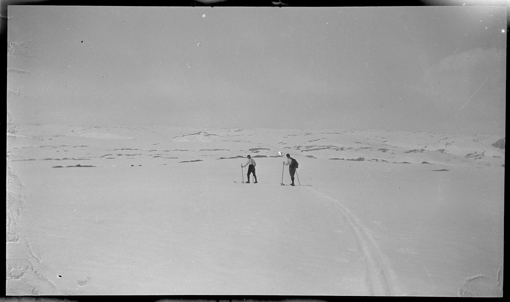 En gjeng unge menn på fjelltur i Dyraheio og rundt Blåsjø i Suldal, pinsen 1927. Det er mye snø på fjellet. Det er bilder fra nakenbading i snøen, henting av vann fra snødekt elv, opplevelser fra skiturer og hytter på fjellet.