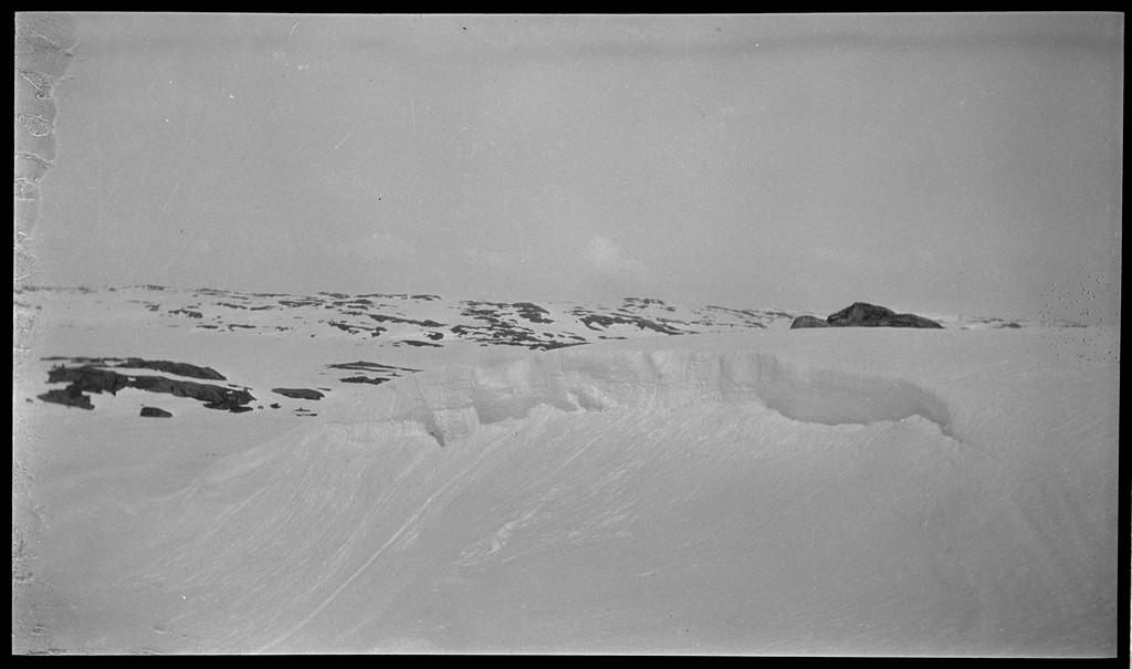 En gjeng unge menn på fjelltur i Dyraheio og rundt Blåsjø i Suldal, pinsen 1927. Det er mye snø på fjellet. Det er bilder fra nakenbading i snøen, henting av vann fra snødekt elv, opplevelser fra skiturer og hytter på fjellet.