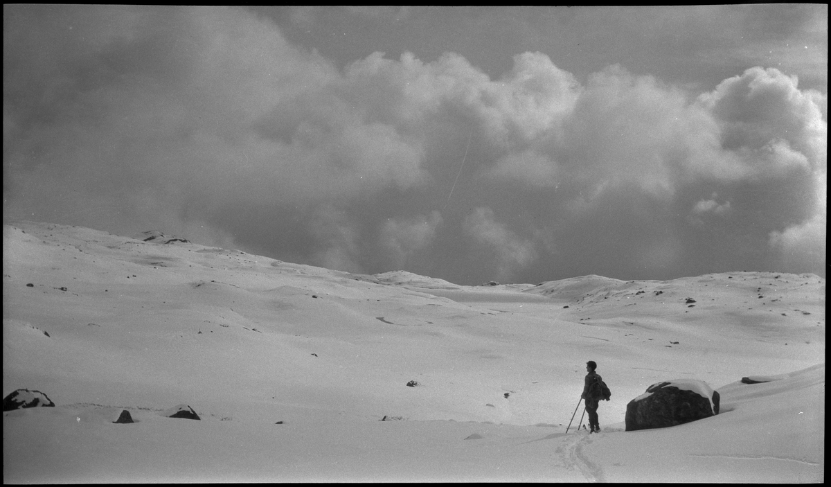 Sverre Idsøe på skitur fra Fjellberg til Napen i Suldal.