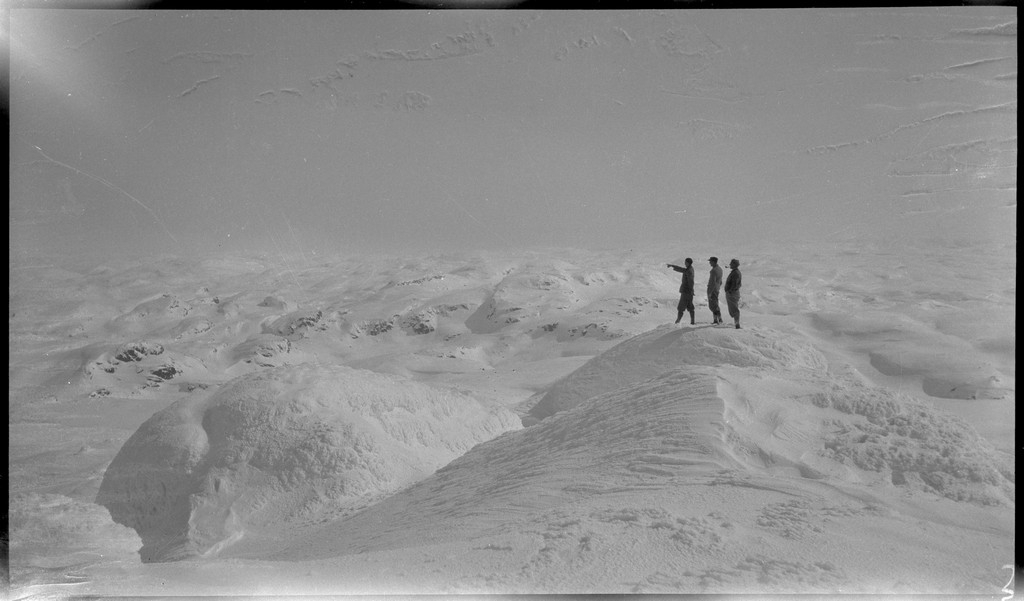 En gjeng unge menn på skitur i Suldal. Det er bilder fra Snønuten, turisthytta i Stranddalen og guttene på tur i fjellheimen.