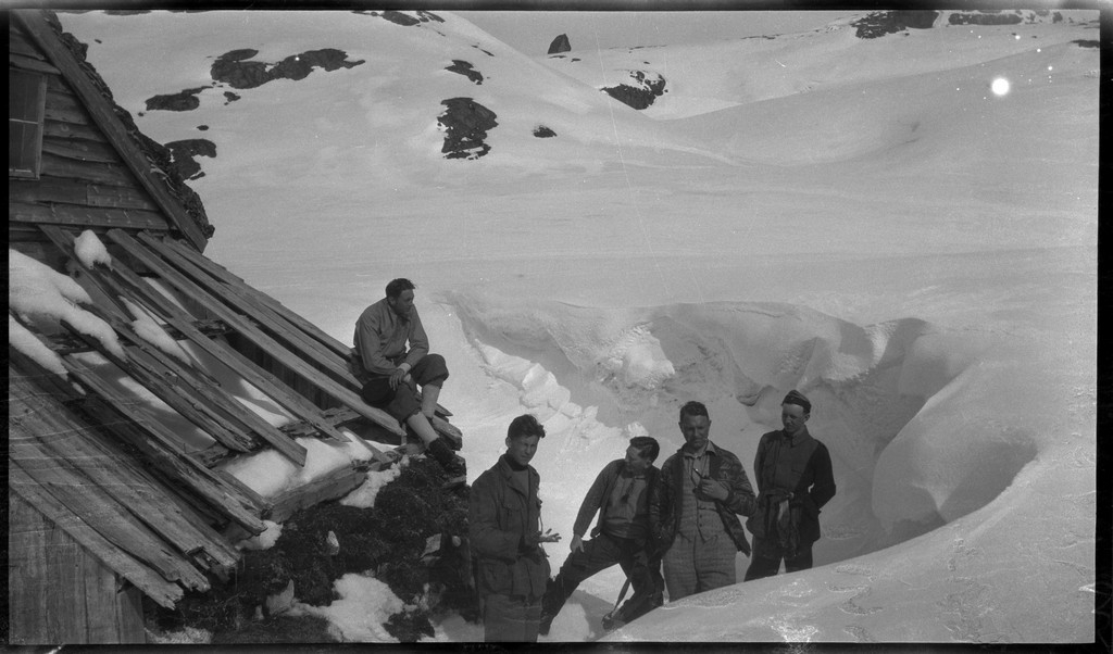 En gjeng unge menn på skitur i Suldal. Det er bilder fra Snønuten, turisthytta i Stranddalen og guttene på tur i fjellheimen.