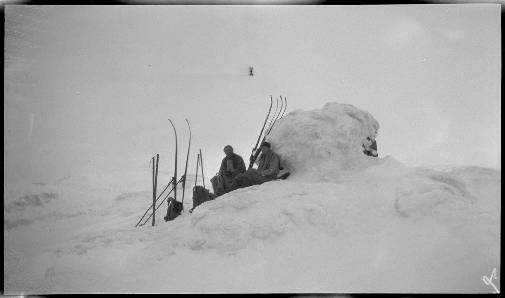 En gjeng unge menn på skitur i Suldal. Det er bilder fra Snønuten, turisthytta i Stranddalen og guttene på tur i fjellheimen.