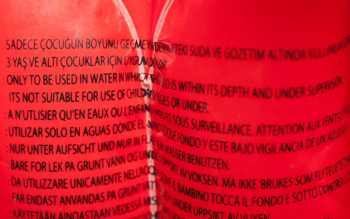 Liten badleksak i form av en flytväst. Använd vid flykt mellan Turkiet och Grekland 2015.