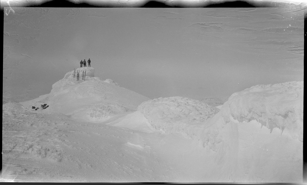 En gjeng unge menn på skitur i Suldal. Det er bilder fra Snønuten, turisthytta i Stranddalen og guttene på tur i fjellheimen.