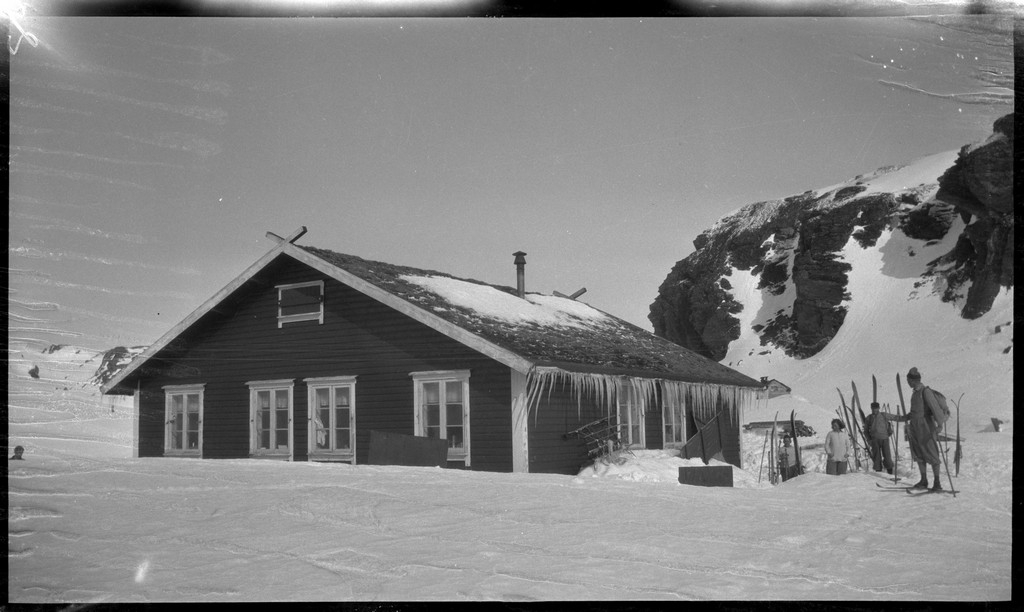 En gjeng unge menn på skitur i Suldal. Det er bilder fra Snønuten, turisthytta i Stranddalen og guttene på tur i fjellheimen.