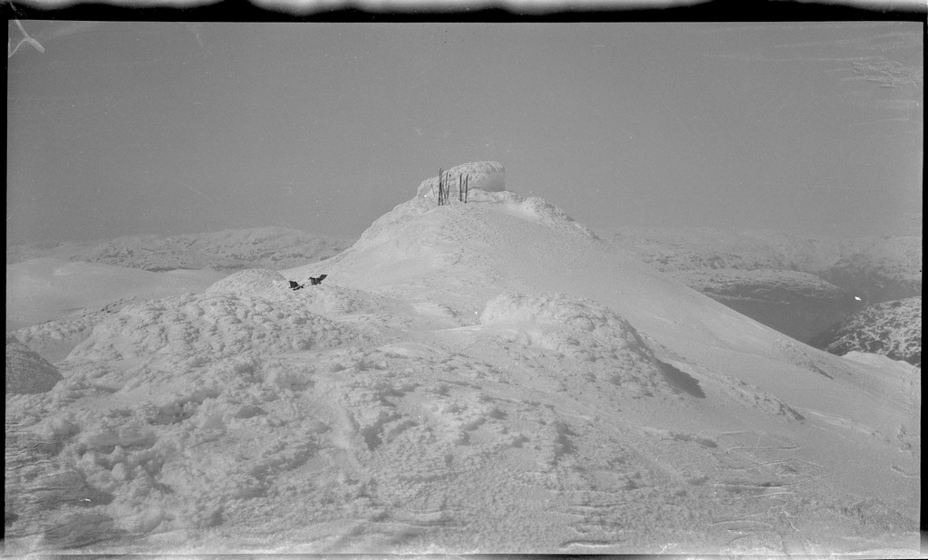 En gjeng unge menn på skitur i Suldal. Det er bilder fra Snønuten, turisthytta i Stranddalen og guttene på tur i fjellheimen.